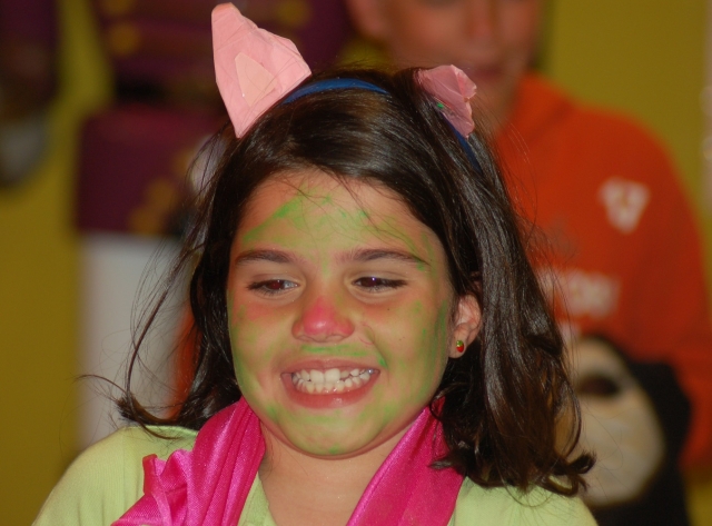 Chica con orejas de papel